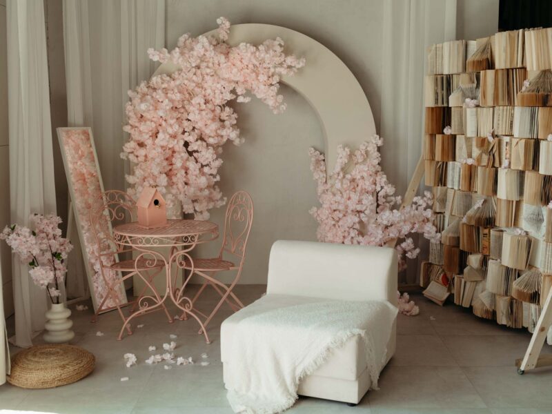 Studio fotograficzne na wynaje, aranżacja wiosenna z książkami i kwiatami