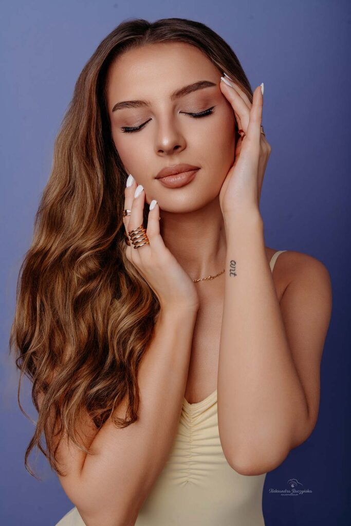 Zdjęcie z sesji kobiecej w studiu.