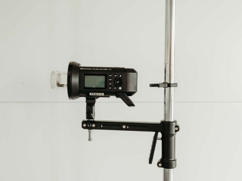 Oświetlenie studyjne i lampy błyskowe w studio na wynajem