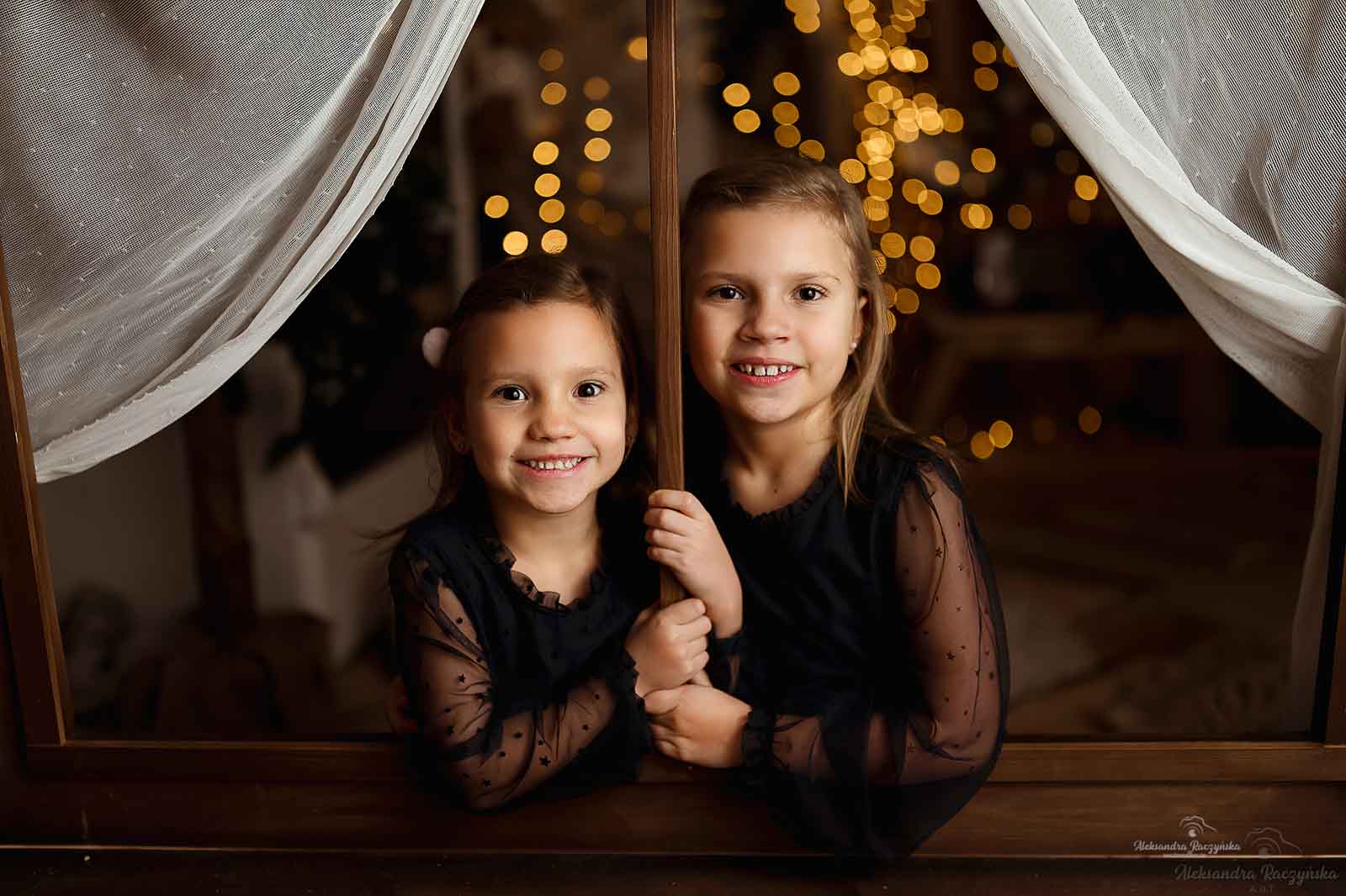 Rodzeństwo w studio Drugi Brzeg w Warszawie – świąteczna sesja fotograficzna w klimacie Bożego Narodzenia.
