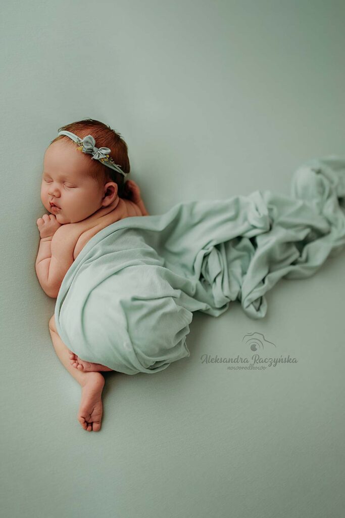 Noworodek podczas sesji zdjęciowej w studio fotograficznym, miękkie naturalne światło, przytulna scenografia, Warszawa] Sesja noworodkowa w Studio Drugi Brzeg