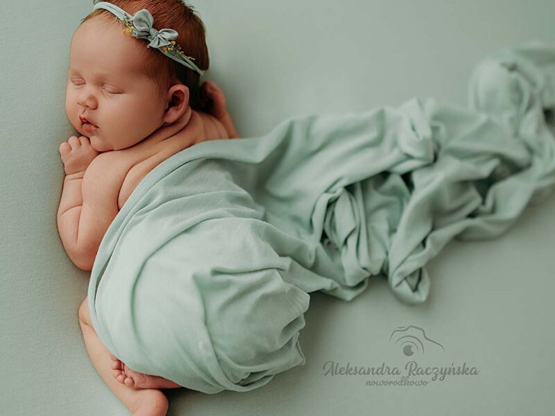 Noworodek podczas sesji zdjęciowej w studio fotograficznym, miękkie naturalne światło, przytulna scenografia, Warszawa] Sesja noworodkowa w Studio Drugi Brzeg