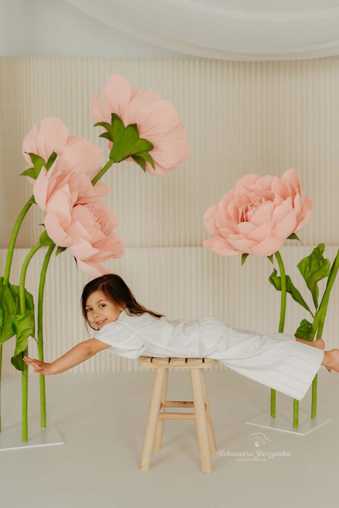 Szeroki kadr wnętrza studia z oświetleniem.