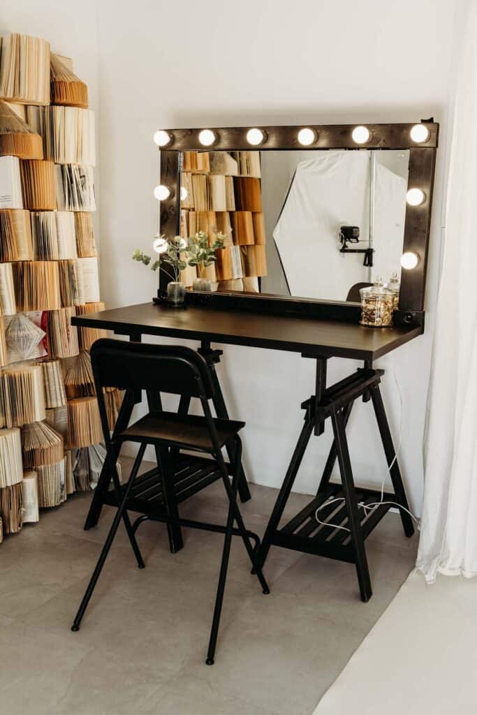 Profesjonalne stanowisko makijażowe z oświetleniem w studio fotograficznym Drugi Brzeg