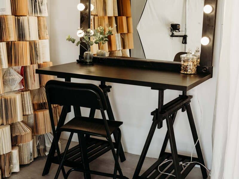 Profesjonalne stanowisko makijażowe z oświetleniem w studio fotograficznym Drugi Brzeg