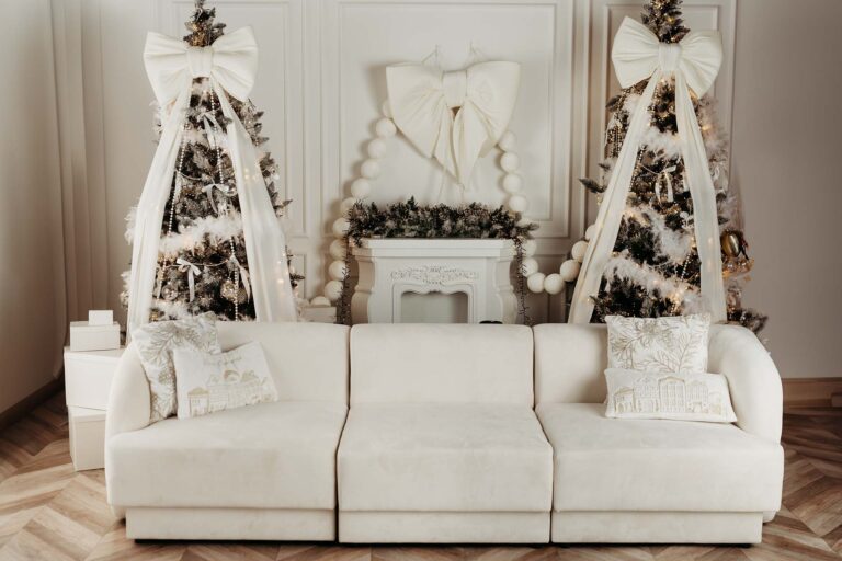 Minimalistyczna aranżacja świąteczna z białą choinką i lampkami w Studio Drugi Brzeg