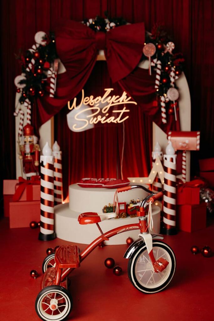 Bajkowa, dziecięca aranżacja świąteczna z światełkami w Studio Drugi Brzeg