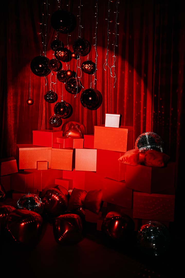 Klasyczna aranżacja świąteczna w Studio Drugi Brzeg z choinką i prezentami