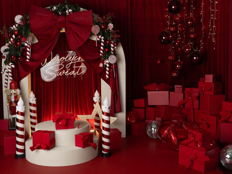 Klasyczna aranżacja świąteczna w Studio Drugi Brzeg z choinką i prezentami