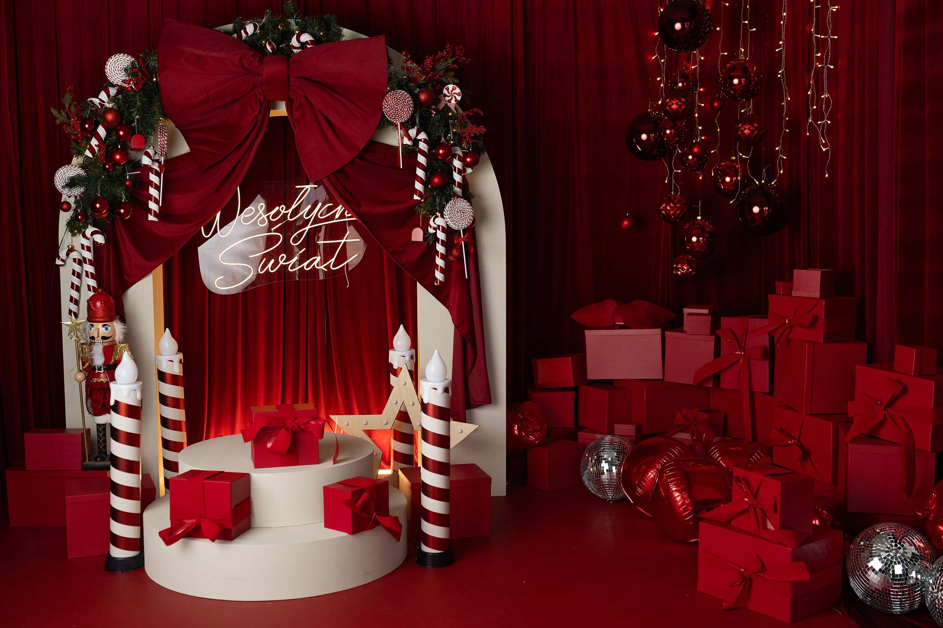 Klasyczna aranżacja świąteczna w Studio Drugi Brzeg z choinką i prezentami