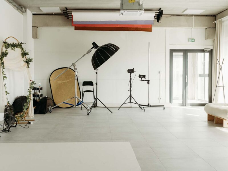 Profesjonalne oświetlenie studyjne - lampy błyskowe i softboxy w Studio Drugi Brzeg