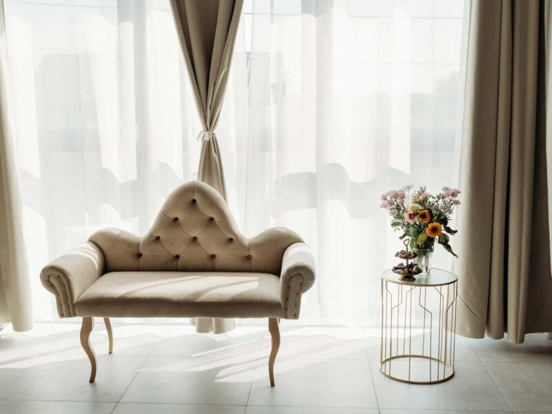 Sesja zdjęciowa kobieca z naturalnym światłem w Studio Drugi Brzeg