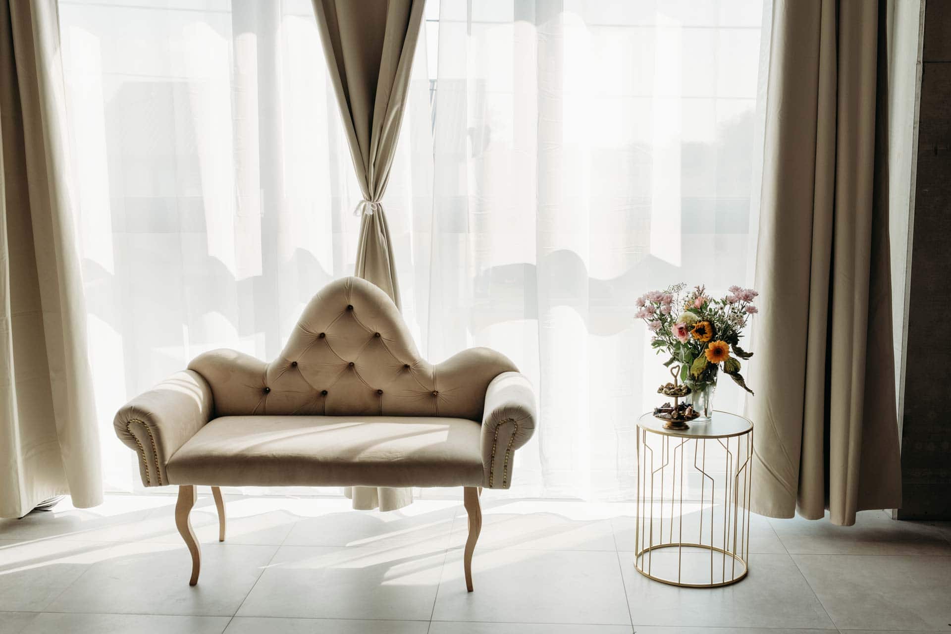 Sesja zdjęciowa kobieca z naturalnym światłem w Studio Drugi Brzeg