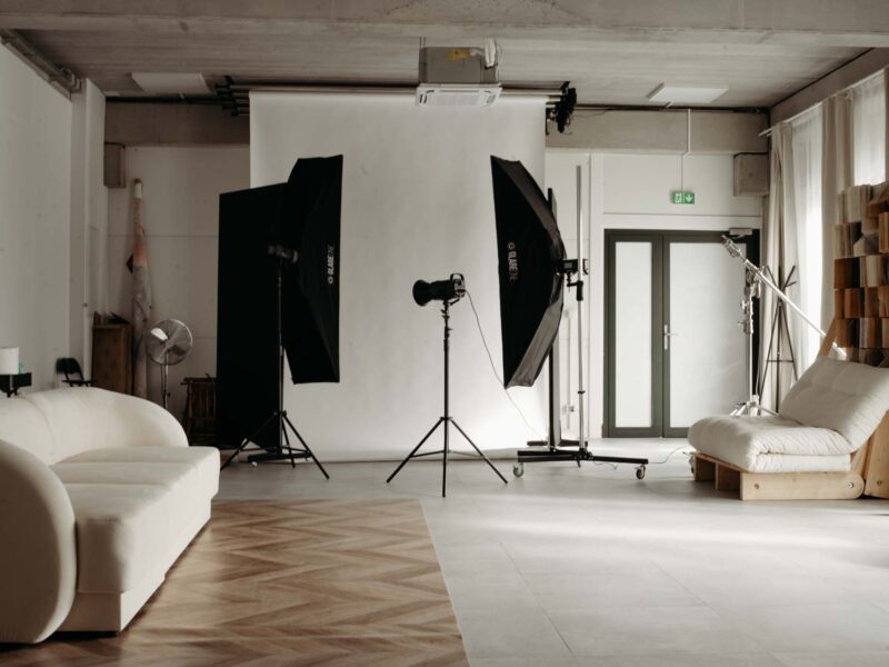 Profesjonalne lampy studyjne w Studio Drugi Brzeg w Warszawie