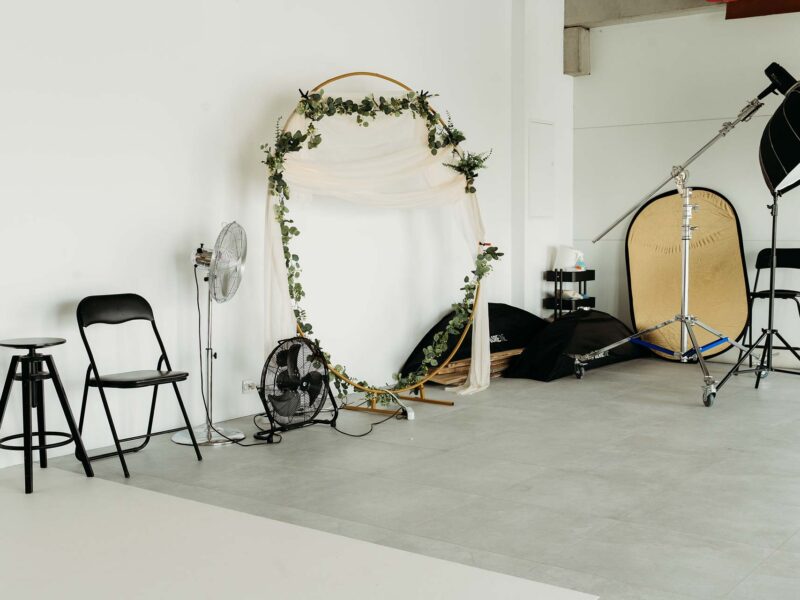 Przestronne studio fotograficzne na wynajem z różnorodnymi planami zdjęciowymi