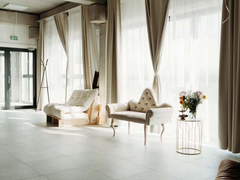 Studio fotograficzne Drugi Brzeg - główna sala z naturalnym światłem na wynajem w Warszawie