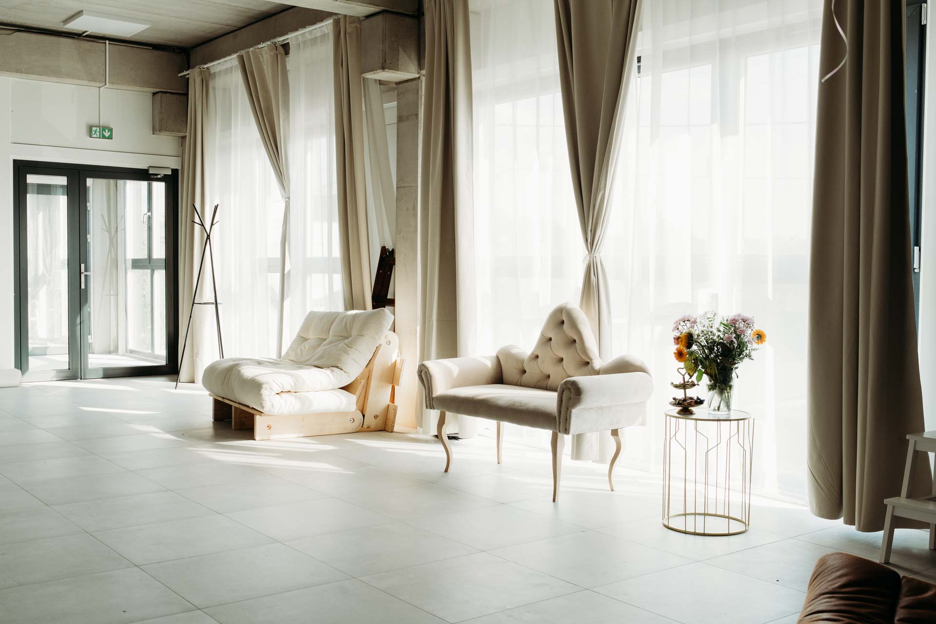 Studio fotograficzne Drugi Brzeg - główna sala z naturalnym światłem na wynajem w Warszawie