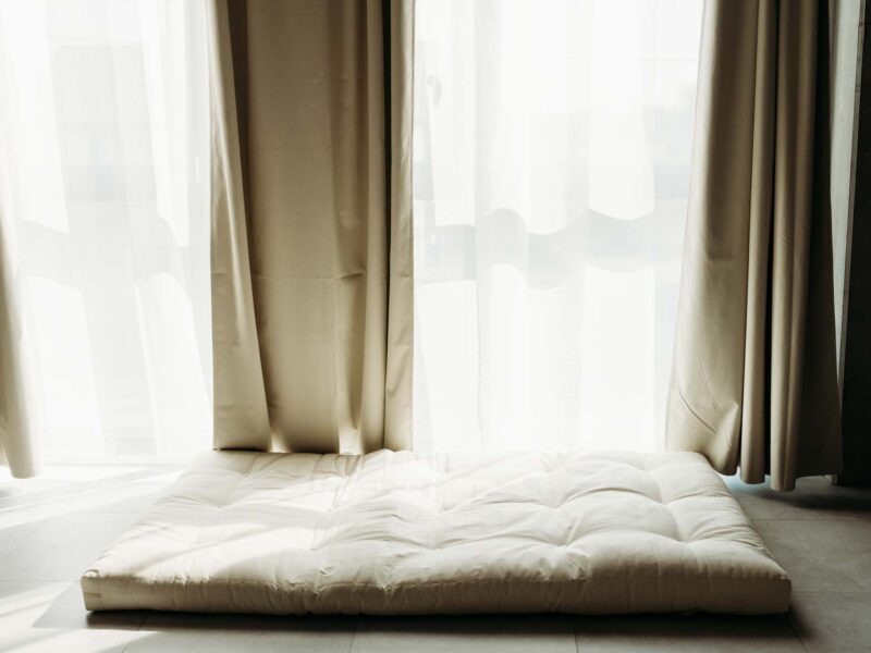 Naturalne światło dla sesja kobieca w studio fotograficzne Drugi Brzeg