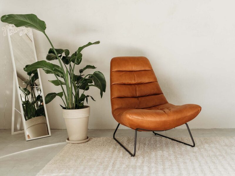 Ściana w studio fotograficznym z betonem strukturalnym oraz luksusowym krzesłem dla sesji biznesowych