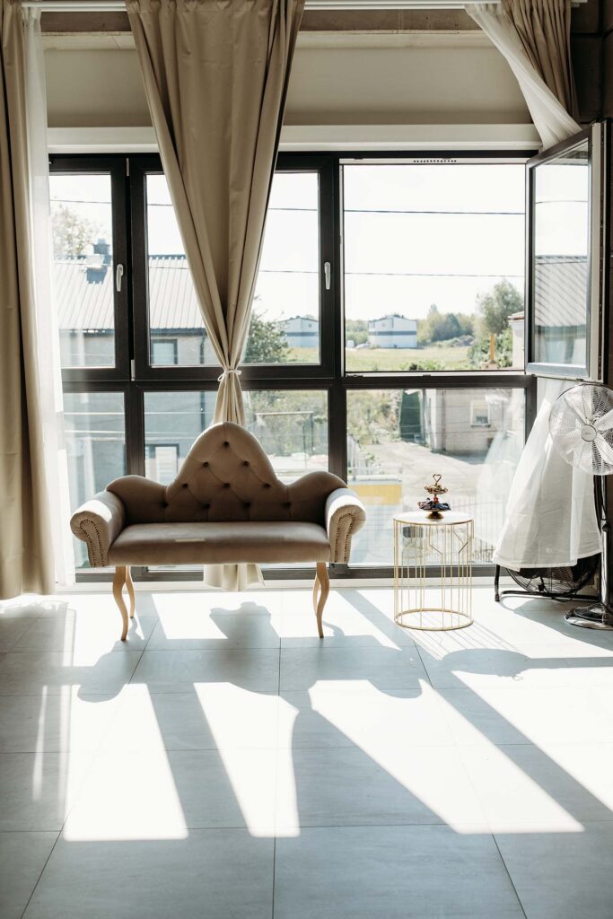 Przestronne wnętrze oraz naturalne światło w Studio Drugi Brzeg