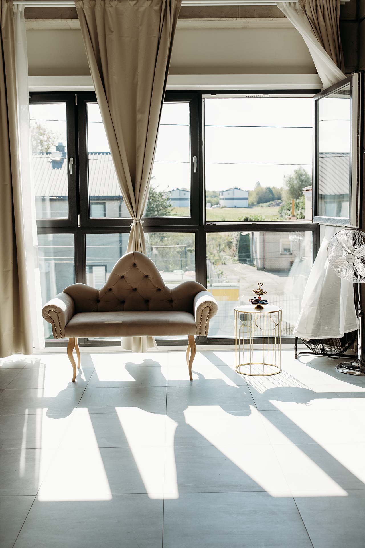 Przestronne wnętrze oraz naturalne światło w Studio Drugi Brzeg